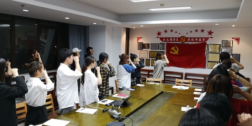 图4：69VJ
毕业生党员及在校生党员集体入党宣誓